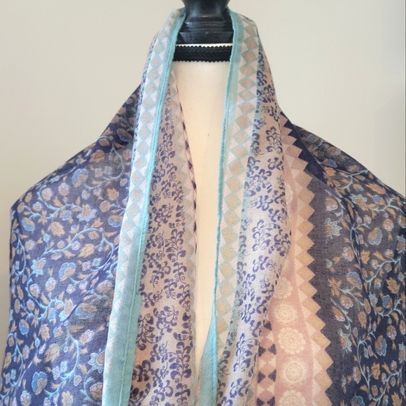 💥FREE WITH 3/$30 BUNDLE💥 Blue and Purple Patterned Scarf - Picture 3 of 5